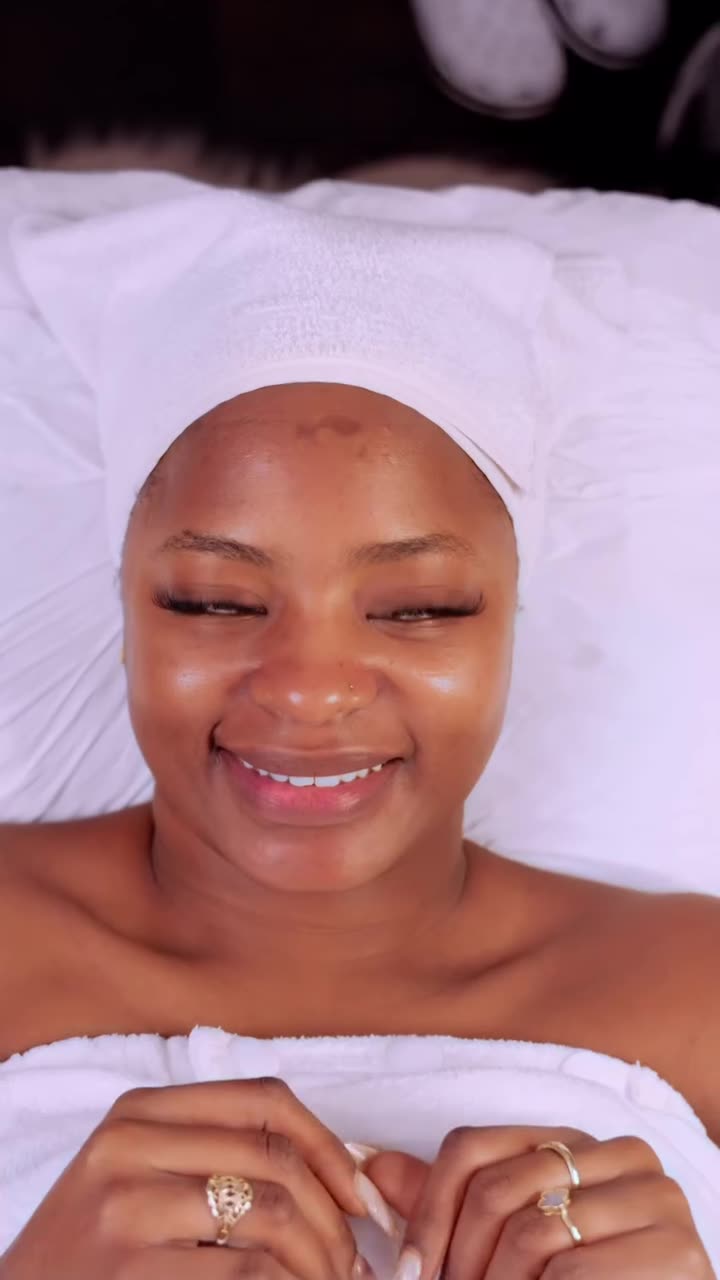 Une cliente de L'atelier Beauty Dakar pendant son soin